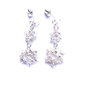 Cercei lungi floricele argintate cu margele de sticla argintii  - Artynos.ro