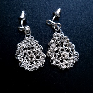 Cercei argintati lacrima cu margele de sticla  - bijuterii - cercei - cercei croșetați - Artynos.ro