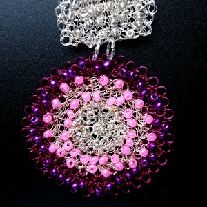 Brosa crosetata din sarma de cupru cu margele de sticla  - bijuterii - broșe - Artynos.ro