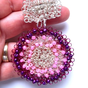 Brosa crosetata din sarma de cupru cu margele de sticla  - bijuterii - broșe - Artynos.ro