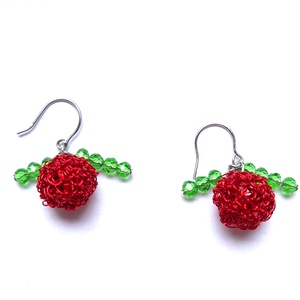 Cercei mici cirese din sarma emailata si margele de sticla - Artynos.ro