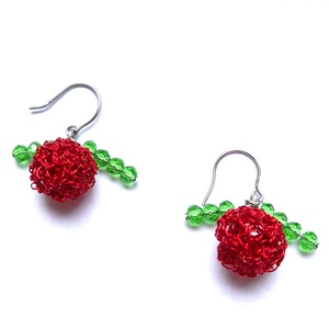 Cercei mici cireșe din sarma emailata si margele de sticla - bijuterii - cercei - cercei din mărgele - Artynos.ro