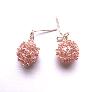 Cercei roz din margele cu sarma de cupru  - Artynos.ro