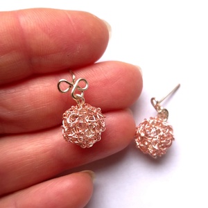 Cercei roz din margele cu sarma de cupru  - bijuterii - cercei - cercei din mărgele - Artynos.ro