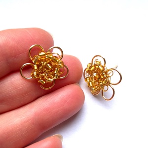 Cercei mici aurii cu surub cu margele aurii - bijuterii - cercei - cercei croșetați - Artynos.ro