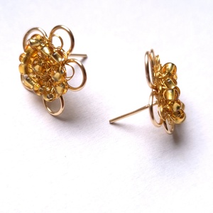 Cercei mici aurii cu surub cu margele aurii - bijuterii - cercei - cercei croșetați - Artynos.ro