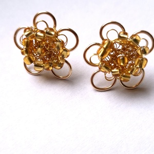 Cercei mici aurii cu surub cu margele aurii - Artynos.ro