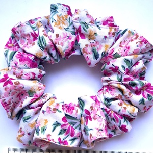 Scrunchie-elastic de par din bumbac cu flori mici roz  - îmbrăcăminte și modă - accesorii păr - elastic de păr - Artynos.ro