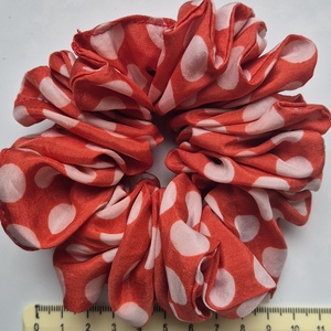 Scrunchie-elastic de par rosu cu buline - Artynos.ro