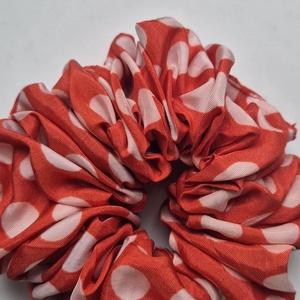 Scrunchie-elastic de par rosu cu buline - îmbrăcăminte și modă - accesorii păr - elastic de păr - Artynos.ro