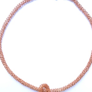 Colier scurt din cupru cu medalion , Bijuterii, Coliere, Coliere cu pandative, Confectionarea bijuteriilor, Crosetat, Colier crosetat din sarma de cupru emailata de 0,25 mm. Lucratura este circulara, fina, asemanatoar..., ARTYNOS