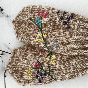 Mănuși unice, brodate manual, din lână și mohair � Grădina de flori de iarnă - îmbrăcăminte și modă - eșarfe, pălării, fularuri - mănușă - Artynos.ro