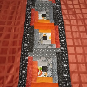 Ruleta de masa Halloween, centru de masa, , , Piesa de masa, centru de masa realizat cu tehnica patchwork in culorile traditionale de Halloween.
..., ARTYNOS