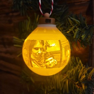 Un ornament strălucitor pentru pomul de Crăciun cu propria fotografie, text -  - Artynos.ro