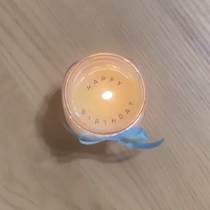 Lumanare parfumata cu mesaj ascuns 'Happy birthday', Casa & Stil de viata, Lumanari, parfumuri, arome, Lumanare - lumanari artizanale, Lumanare si fabricarea lumanarilor, ARTYNOS