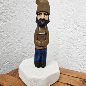 Jucarie din Lemn Cioban cu Haină tradițională si Caciulă, Arte vizuale și accesorii , Sculptură, Statuie lemn, Obiecte pictate, Sculptură, ARTYNOS