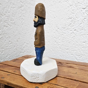 Jucarie din Lemn Cioban cu Haină tradițională si Caciulă - arte vizuale și accesorii  - sculptură - statuie lemn - Artynos.ro