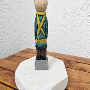 Jucarie din Lemn Soldațel Britanic Sculptat Manual pentru Copii - arte vizuale și accesorii  - sculptură - statuie lemn - Artynos.ro