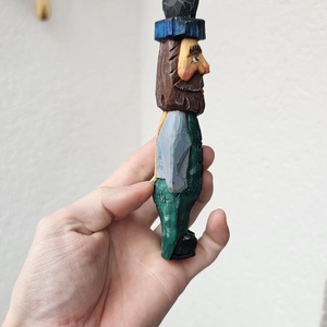 Jucarie din Lemn Fermier cu Pălărie Ciudată  - arte vizuale și accesorii  - sculptură - statuie lemn - Artynos.ro