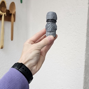Soldățel cu Sabie din Lemn Sculptat si Pictat Manual - arte vizuale și accesorii  - sculptură - statuie lemn - Artynos.ro