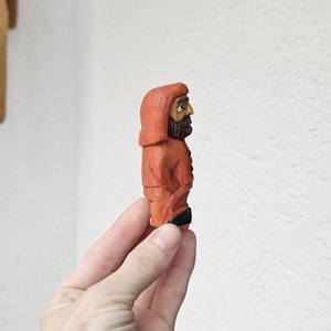 Jucarie din Lemn PESCAR MODERN cu Pelerină de Ploaie Pentru Copii - arte vizuale și accesorii  - sculptură - statuie lemn - Artynos.ro