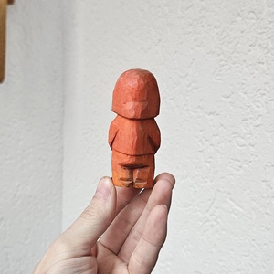 Jucarie din Lemn PESCAR MODERN cu Pelerină de Ploaie Pentru Copii - arte vizuale și accesorii  - sculptură - statuie lemn - Artynos.ro