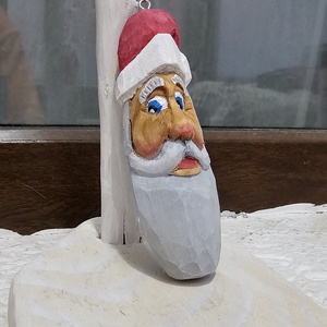 Moș Crăciun din Lemn  Ornament de Brad (sculptat și pictat manual) -  - Artynos.ro Moș Crăciun din Lemn  Ornament de Brad (sculptat și pictat manual) -  - Artynos.ro