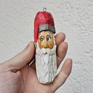 Moș Crăciun din Lemn � Ornament de Brad (sculptat și pictat manual) - crăciun - decorațiuni de crăciun de casă - figurine pentru pomul de crăciun - Artynos.ro