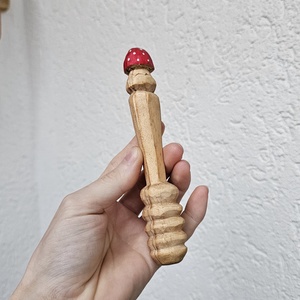 Lingurita pentru Miere din Lemn cu Ciuperca � Sculptata si Pictata Manual, Casa & Stil de viata, Accesorii pentru echipamente de bucatarie, Accesorii de servire, Linguri si furculite artizanale, Pictura, Sculptura, ARTYNOS