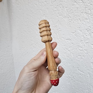 Linguriță pentru Miere din Lemn cu Ciupercă � Sculptată și Pictată Manual - casă & stil de viață - echipamente de bucătărie - accesorii de servire - linguri și furculițe artizanale - Artynos.ro
