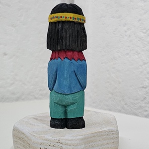 Indianul Talpă Iute-Figurină din Lemn Sculptată și Pictată Manual - jucării și echipamente pentru copii - jocuri de gândire - jocuri de sortare a culorilor și formelor - Artynos.ro