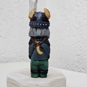 Viking - Figurină din Lemn Sculptată și Pictată Manual - arte vizuale și accesorii  - sculptură - sculptură din piatră - Artynos.ro