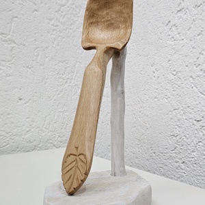 Lingură din Lemn de Fag cu Frunză Sculptată � Artizanală, Lucrată Manual - casă & stil de viață - echipamente de bucătărie - accesorii de servire - linguri și furculițe artizanale - Artynos.ro