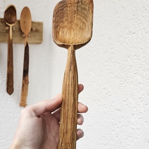 Spatula�Lingura din Lemn de Stejar cu Frunza Sculptata � Cioplita Manual - Artynos.ro