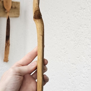 Spatulă�Lingură din Lemn de Stejar cu Frunză Sculptată � Cioplită Manual - casă & stil de viață - echipamente de bucătărie - accesorii de servire - linguri și furculițe artizanale - Artynos.ro