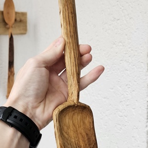 Spatulă�Lingură din Lemn de Stejar cu Frunză Sculptată � Cioplită Manual - casă & stil de viață - echipamente de bucătărie - accesorii de servire - linguri și furculițe artizanale - Artynos.ro