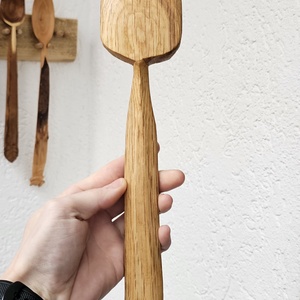Spatulă�Lingură din Lemn de Stejar cu Frunză Sculptată � Cioplită Manual - casă & stil de viață - echipamente de bucătărie - accesorii de servire - linguri și furculițe artizanale - Artynos.ro