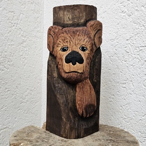 Urs Iesind din Copac � Sculptura din Lemn de Brad Sculptata si Pictata Manual - Artynos.ro