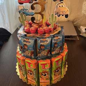 Tort din dulciuri ambalate  - Artynos.ro