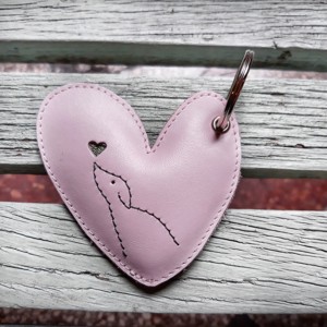 Adulmecand dragostea - kulcstartó, Geanta si husa, Accesorii genti, Breloc, , Un cadou minunat pentru doamnele romantice pentru orice ocazie.
material: piele naturala
dimensiune..., ARTYNOS