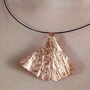 Ginkgo biloba în cuie în cupru - bijuterii - seturi de bijuterii - Artynos.ro  Ginkgo biloba în cuie în cupru - bijuterii - seturi de bijuterii - Artynos.ro