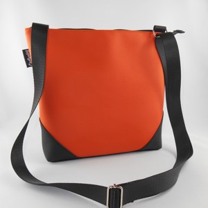 Side sac cu pisoi pe fundal negru -  - Artynos.ro