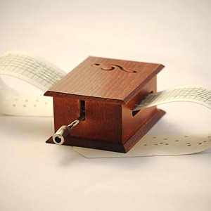 Cutie muzicală unică cu panglică perforată, ca muzica străzii antice - casă & stil de viață - accesorii pentru decorat casa - decorațiuni de masă și decorațiuni pentru rafturi  - cutii muzicale - Artynos.ro