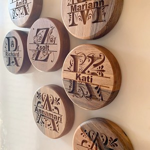 Desfăcător de sticle din lemn magnetic, gravat și personalizat. -  - Artynos.ro