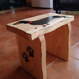 Taburet unic din lemn cu câine dachshund -  - Artynos.ro