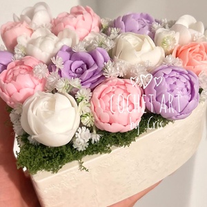 Aranjament inima din ceramica si flori parfumate din baza de sapun, Casa & Stil de viata, Decoratiuni de casa, Accesorii florale, Cutii cu flori, Aranjament de flori, Ceramica, ARTYNOS