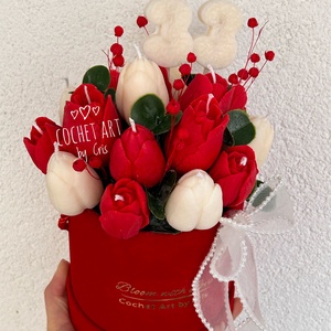 Cutie cu flori din ceara naturala de soia, Casa & Stil de viata, Decoratiuni de casa, Accesorii florale, Cutii cu flori, Aranjament de flori, Lumanare si fabricarea lumanarilor, O cutie de catifea cu un mesaj superb cu Lalele din ceara naturala de soia rosii si albe speciale p..., ARTYNOS