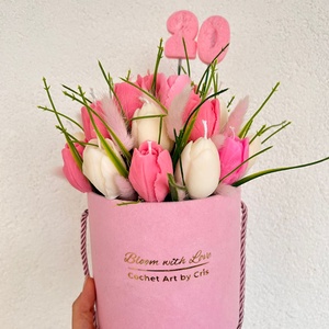 Lalele din ceara de soia in cutie de catifea, Casa & Stil de viata, Decoratiuni de casa, Accesorii florale, Cutii cu flori, Aranjament de flori, Lumanare si fabricarea lumanarilor, O cutie de catifea roz cu un mesaj special si Lalele din ceara de soia roz si albe, creat pentru zi..., ARTYNOS