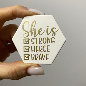 Mărțișor broșă hexagon - STRONG - bijuterii - mărțișor - Artynos.ro