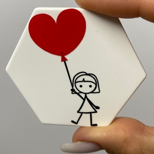 Martisor brosa - hexagon 5 cm - Balon Inima, Bijuterii, Martisor, Ceramica, ARTYNOS